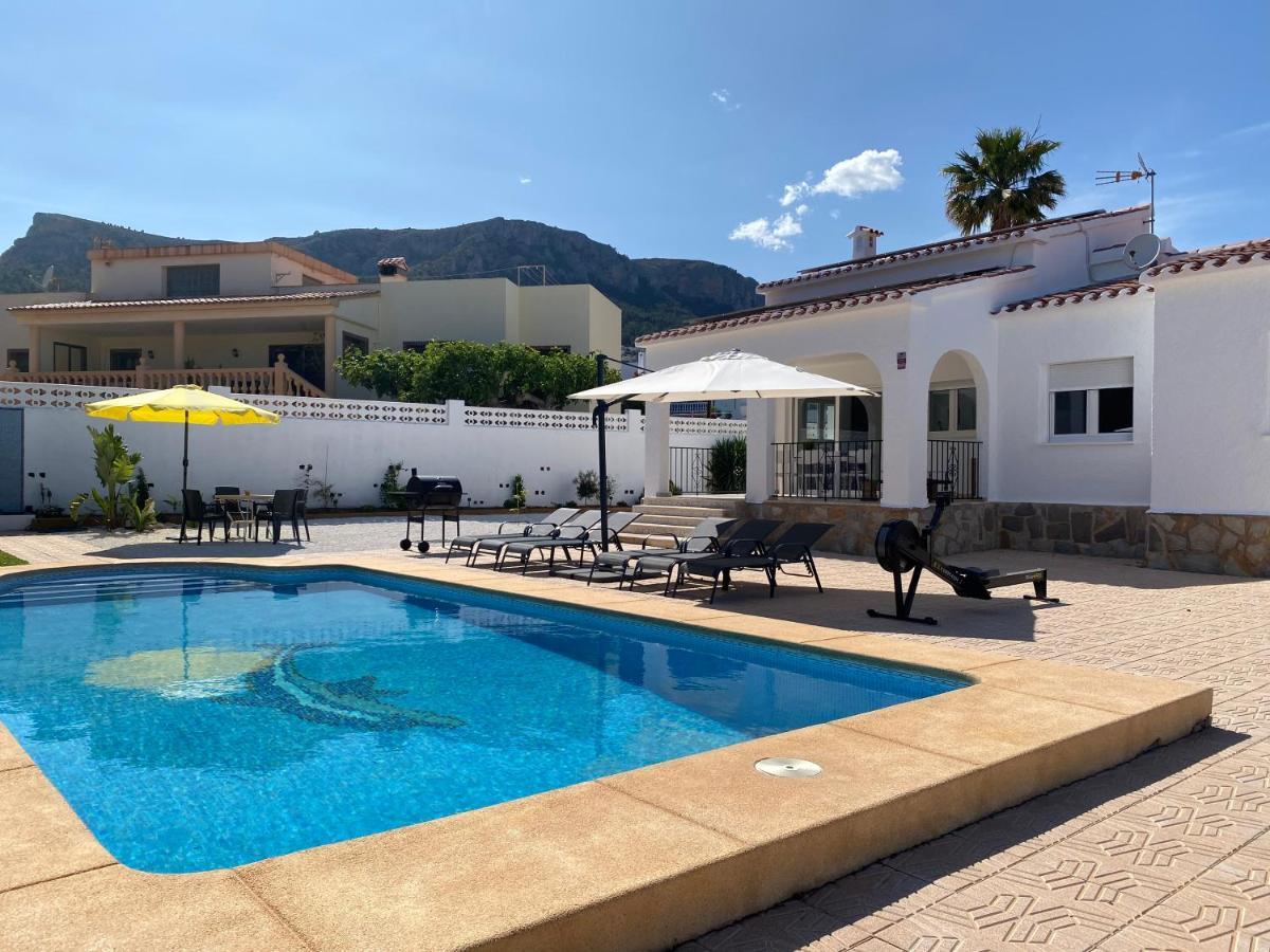 Con Piscina, Soleada, Tranquila Y Centrica Villa *