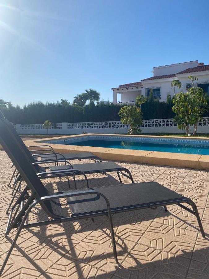 Con Piscina, Soleada, Tranquila Y Centrica Villa *
