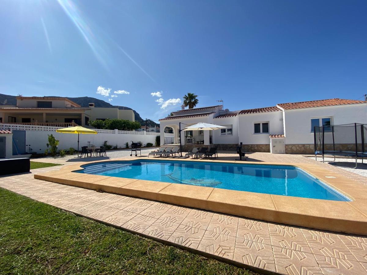 Con Piscina, Soleada, Tranquila Y Centrica Villa *