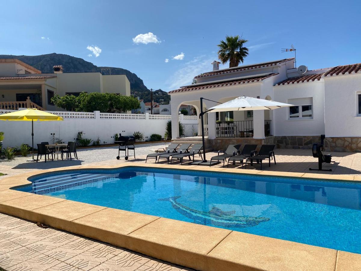 Con Piscina, Soleada, Tranquila Y Centrica Villa *