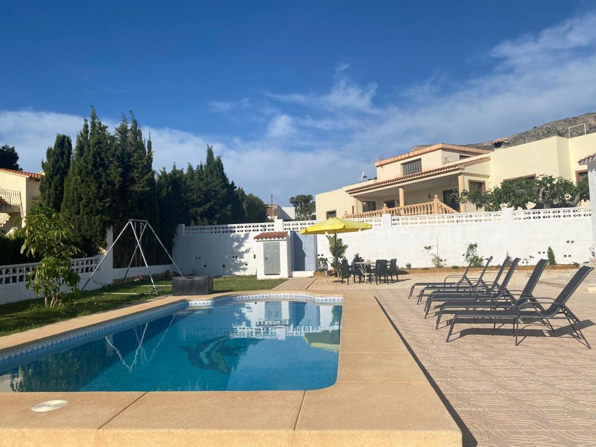 Con Piscina, Soleada, Tranquila Y Centrica Villa