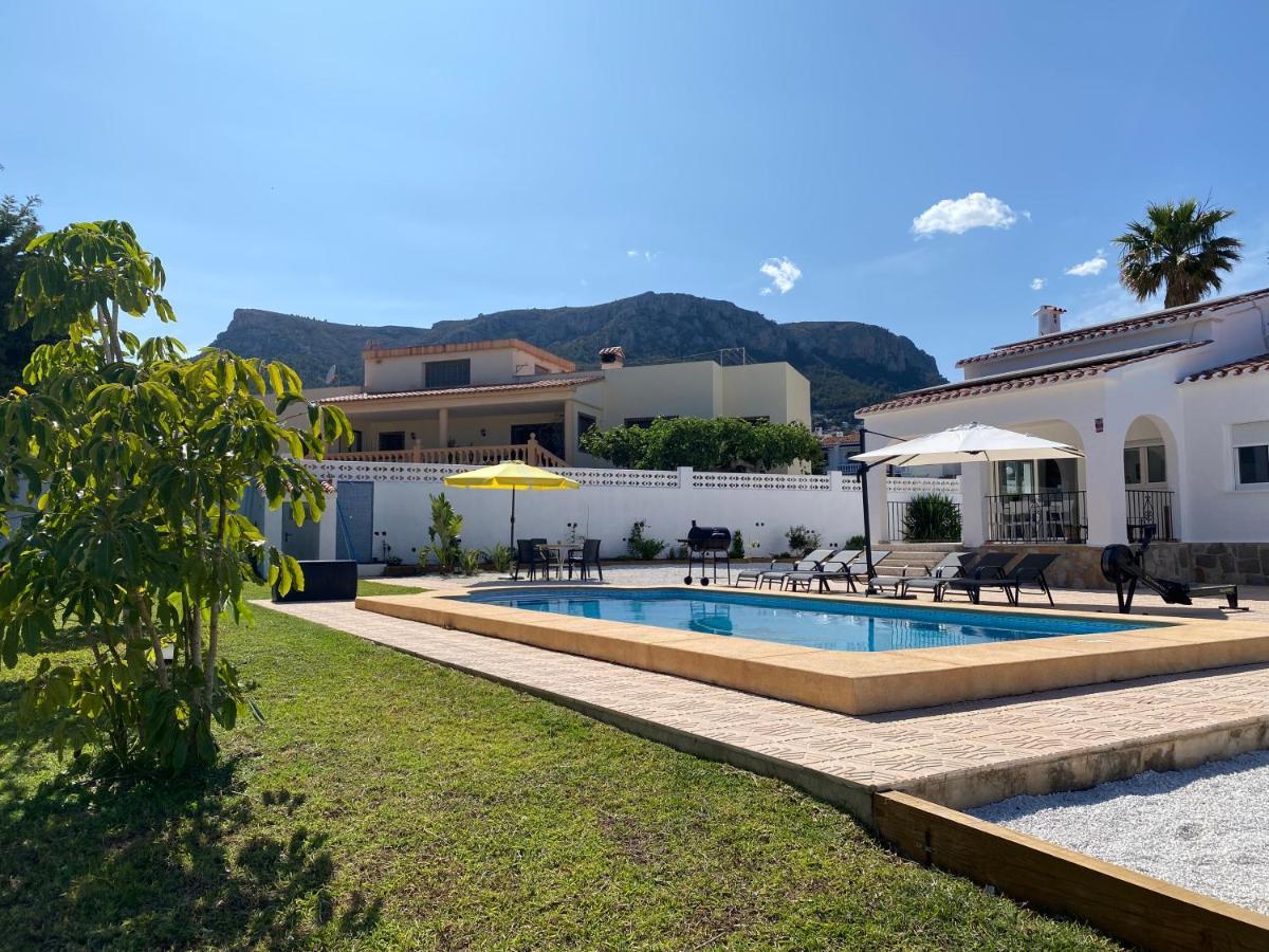 Con Piscina, Soleada, Tranquila Y Centrica Villa *
